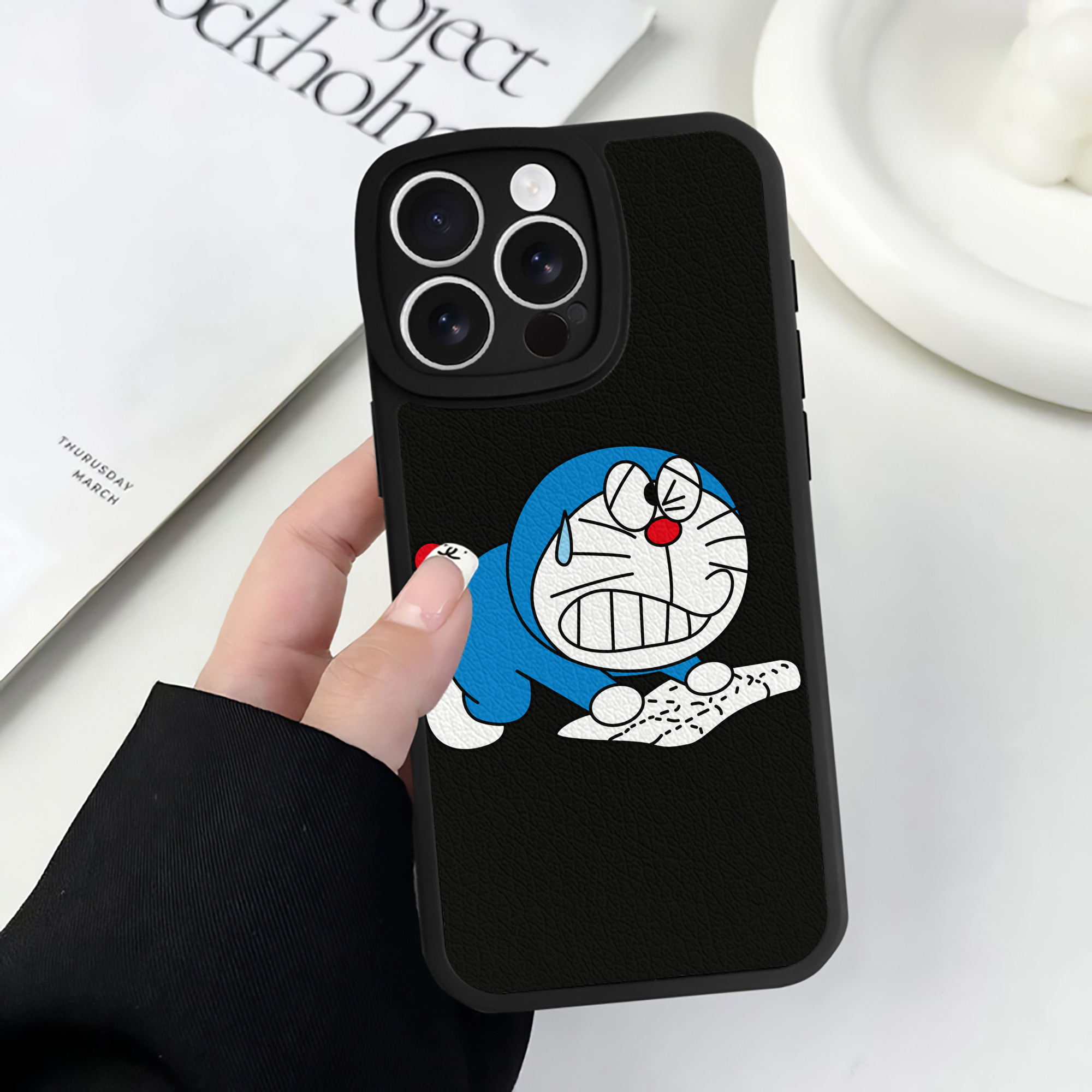 （画像用） ドラえもん Doraemon 【iPhone 16シリーズ対応】シリコンスマホケース（レザー調） 材質：シリコン